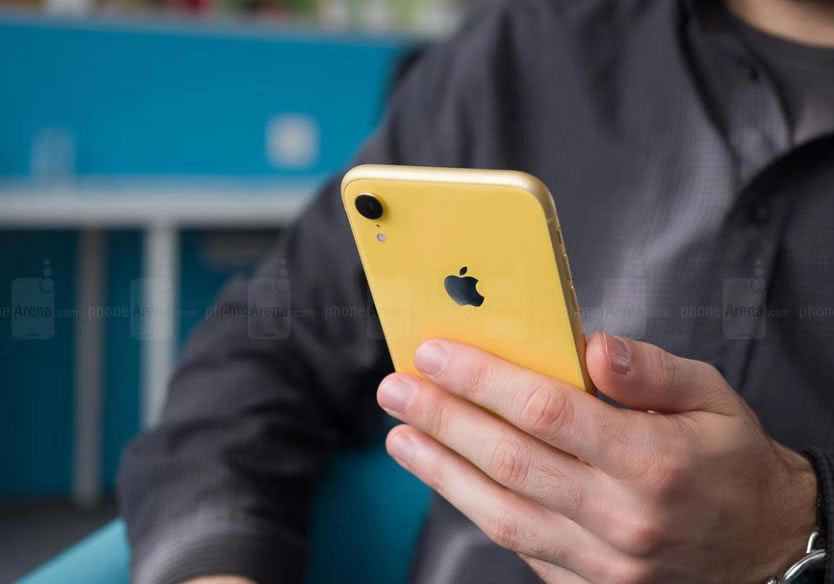 华为Mate20pro和iPhoneXR哪款值得入手 华为Mate20pro和iPhoneXR优缺点评测_手机评测_手机学院_本站