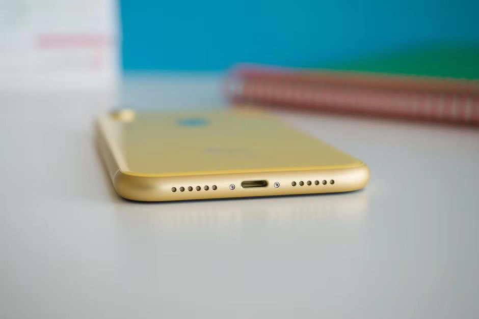 华为Mate20pro和iPhoneXR哪款值得入手 华为Mate20pro和iPhoneXR优缺点评测_手机评测_手机学院_本站