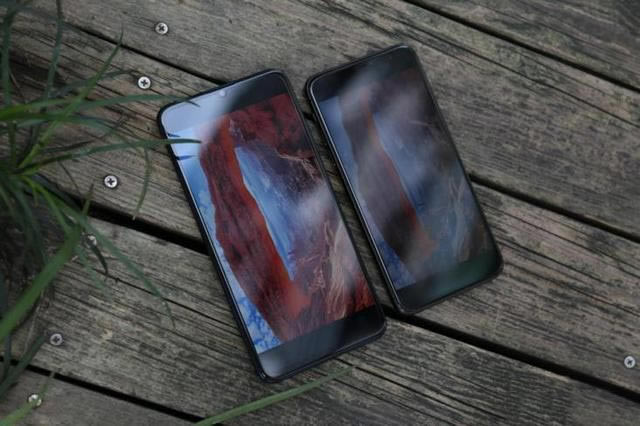(强光直拍,左为荣耀X10 Max,右为iPhone 11 Pro Max)