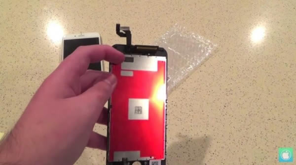 iPhone 6s真机开机屏幕再曝光 出现神秘芯片_手机资讯_手机学院_本站