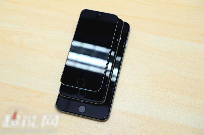 一手难以掌握 128GB灰色版iPhone 6 Plus 开箱图赏 _苹果手机_手机学院_本站