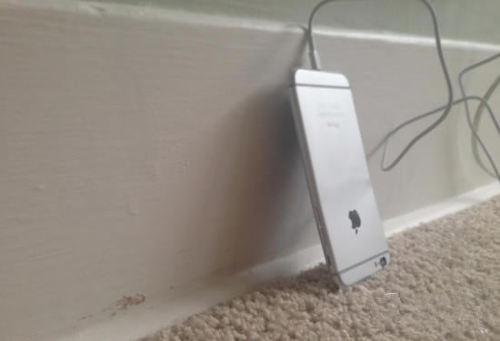 iPhone6 Plus弯曲门再曝新料:充电时自然弯了!