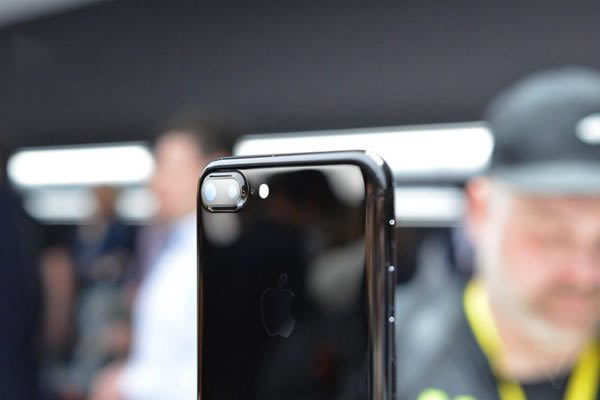 苹果iPhone7/Plus黑色和亮黑色有何区别?iPhone7/7 Plus黑色和亮黑色区别对比评测_苹果手机_手机学院_本站