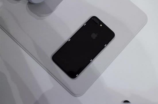 iphone7亮黑色好还是磨砂黑好 iphone7亮黑色和磨砂黑对比区别1