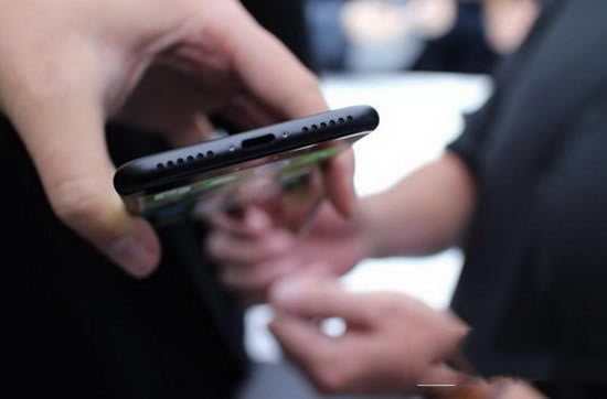 iphone7亮黑色好还是磨砂黑好 iphone7亮黑色和磨砂黑对比区别13