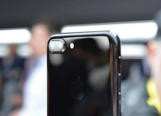 iPhone7亮黑色多少钱有什么不同?iPhone7亮黑色真机图赏_苹果手机_手机学院_本站