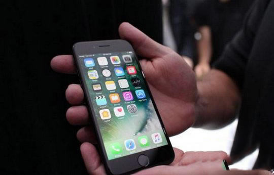 iPhone7亮黑色多少钱有什么不同?iPhone7亮黑色真机图赏_苹果手机_手机学院_本站