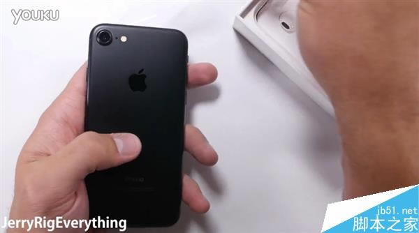耐用度如何?黑色iPhone 7首发刮划、掰弯测试视频_苹果手机_手机学院_本站