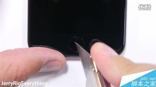 耐用度如何?黑色iPhone 7首发刮划、掰弯测试视频_苹果手机_手机学院_本站