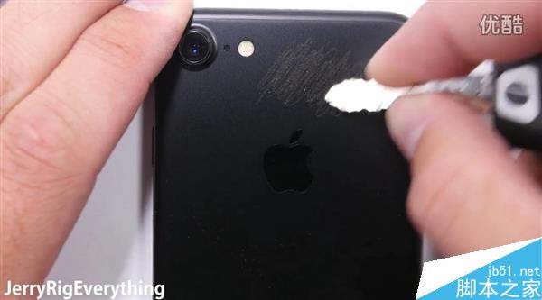 耐用度如何?黑色iPhone 7首发刮划、掰弯测试视频_苹果手机_手机学院_本站