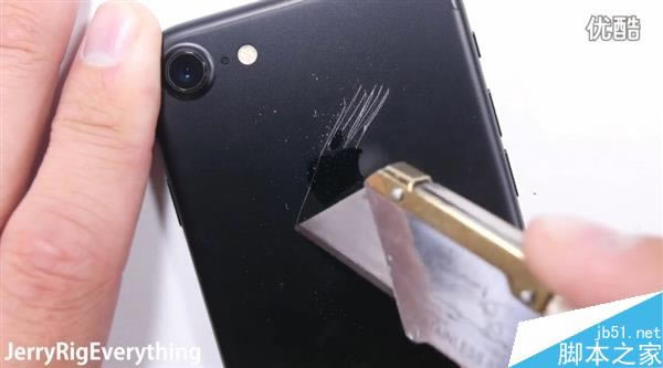 耐用度如何?黑色iPhone 7首发刮划、掰弯测试视频_苹果手机_手机学院_本站