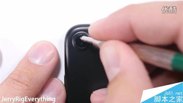 耐用度如何?黑色iPhone 7首发刮划、掰弯测试视频_苹果手机_手机学院_本站