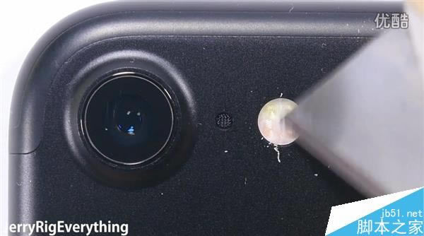 耐用度如何?黑色iPhone 7首发刮划、掰弯测试视频_苹果手机_手机学院_本站