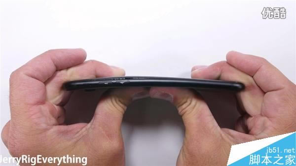 耐用度如何?黑色iPhone 7首发刮划、掰弯测试视频_苹果手机_手机学院_本站