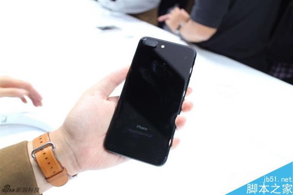 iPhone 7现场真机图赏:亮光黑、黑色你更爱谁?