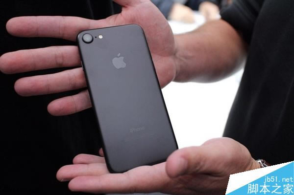 iPhone 7现场真机图赏:亮光黑、黑色你更爱谁?