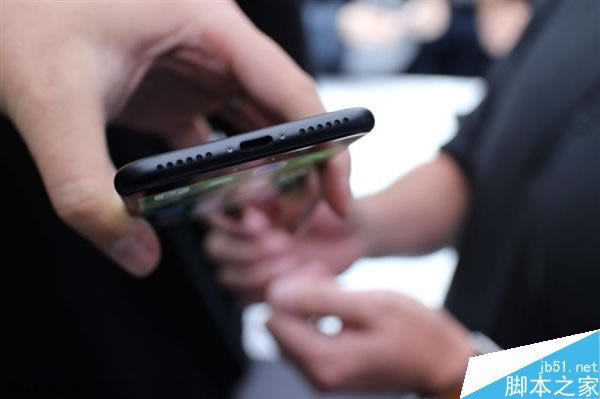 iPhone 7现场真机图赏:亮光黑、黑色你更爱谁?