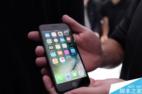 iPhone 7现场真机图赏:亮光黑、黑色你更爱谁?