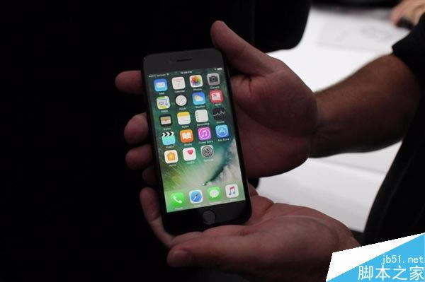 iPhone 7现场真机图赏:亮光黑、黑色你更爱谁?