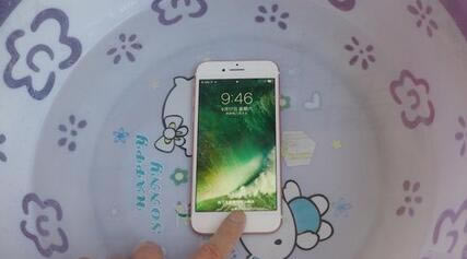 苹果iPhone 7防水性能水中测试:脏了就洗洗_苹果手机_手机学院_本站