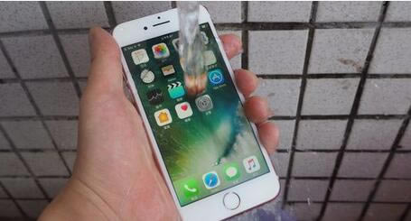 苹果iPhone 7防水性能水中测试:脏了就洗洗_苹果手机_手机学院_本站