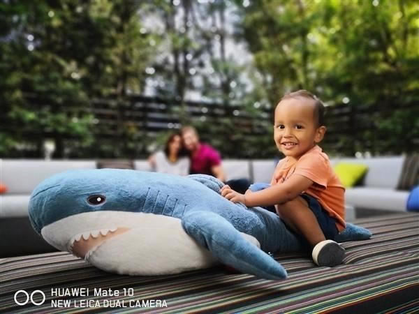iPhone X和华为Mate10保时捷版哪个好?华为Mate10保时捷版和苹果X性能拍照外观全面对比评测