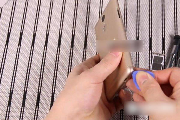 红米Note3后盖怎么打?详解红米Note3后盖打开方法