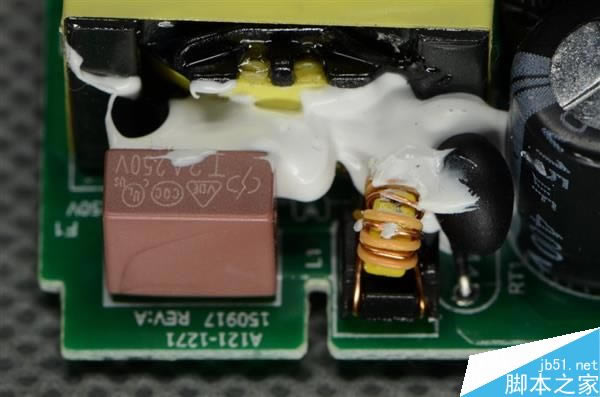 小米5标配充电器拆解测试:做工扎实